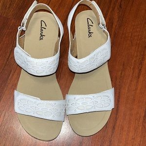 NWOT Clarks Bendables Womens Ankle Strap Sandals White Adjustable CutOut Wedge 9